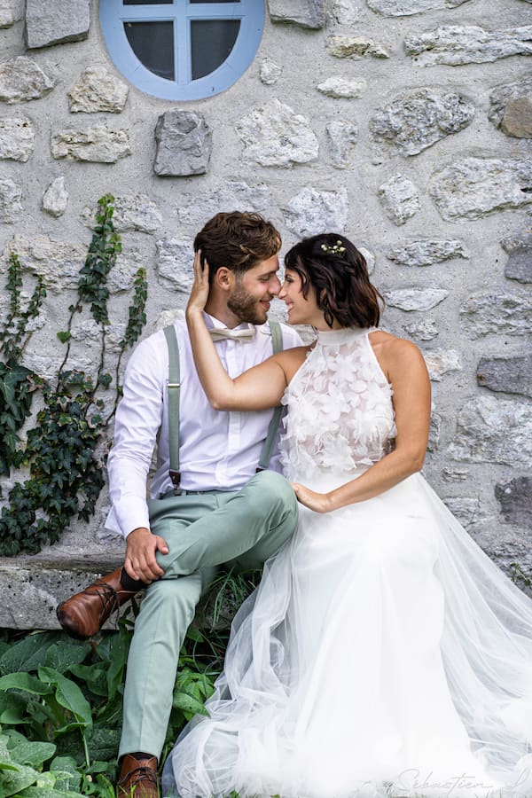 Mariés assis sur un banc Mariés assis sur un banc